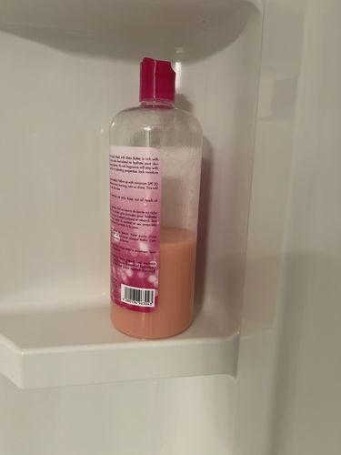 Customer photo review of Omic LightenUp Girl! Exfoliating Shower Gel - 1000ml / 33.81 Oz