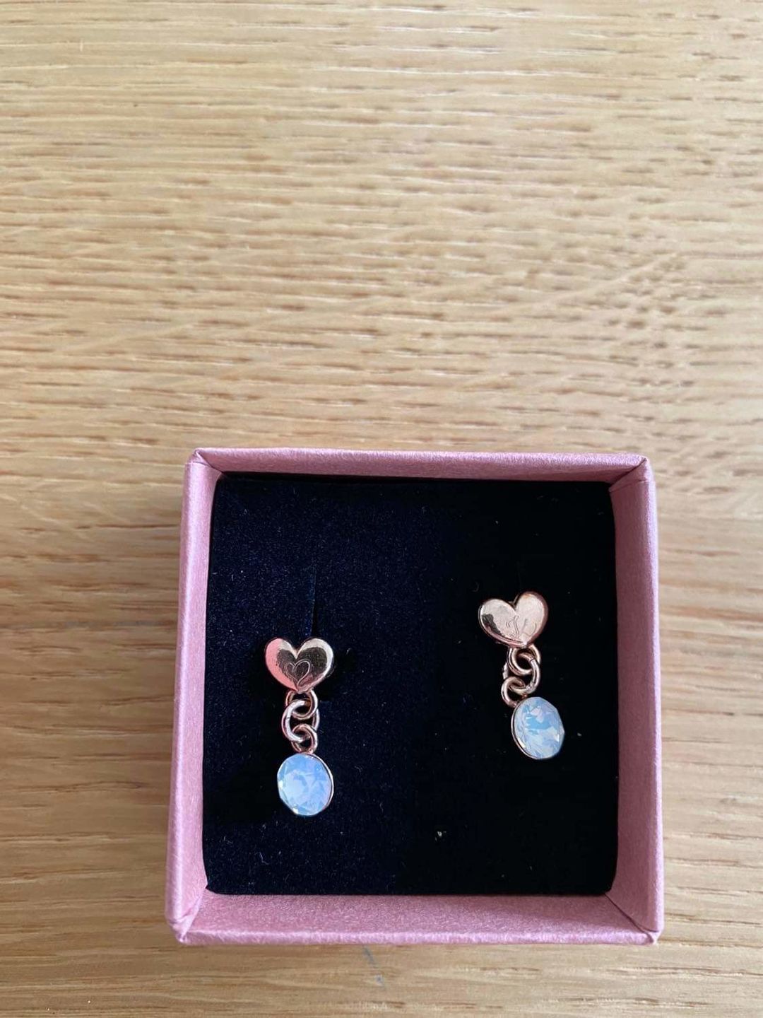 Customer photo review of Ohrstecker “Mini Heart” mit Gravur und Geburtsstein