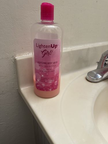 Customer photo review of Omic LightenUp Girl! Exfoliating Shower Gel - 1000ml / 33.81 Oz