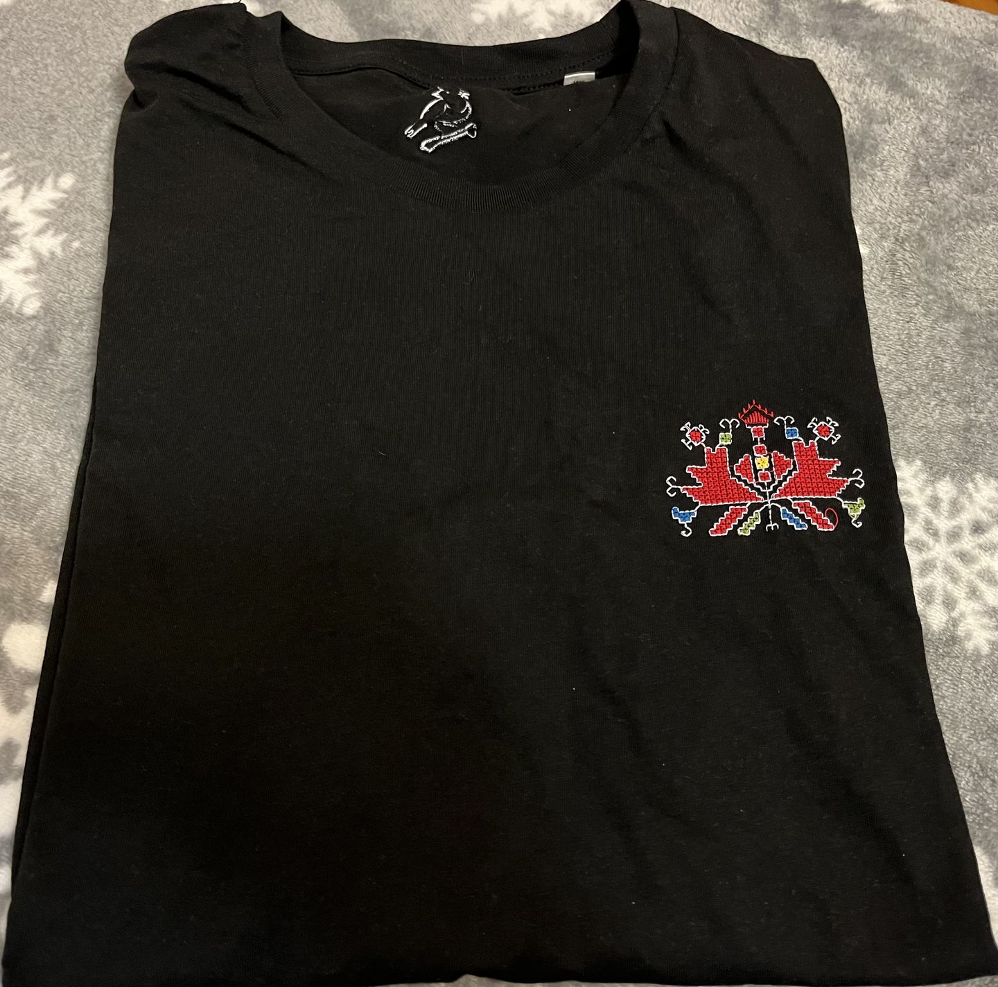 Customer photo review of Тениска бродирана с детайл от шевица "Аз съм"
