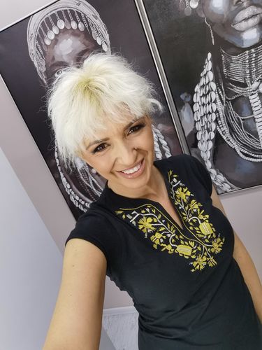 undefined review of Дамска тениска с V-деколте бродирана със "златна" шевица "Дърво на живота" image 1 out of 1