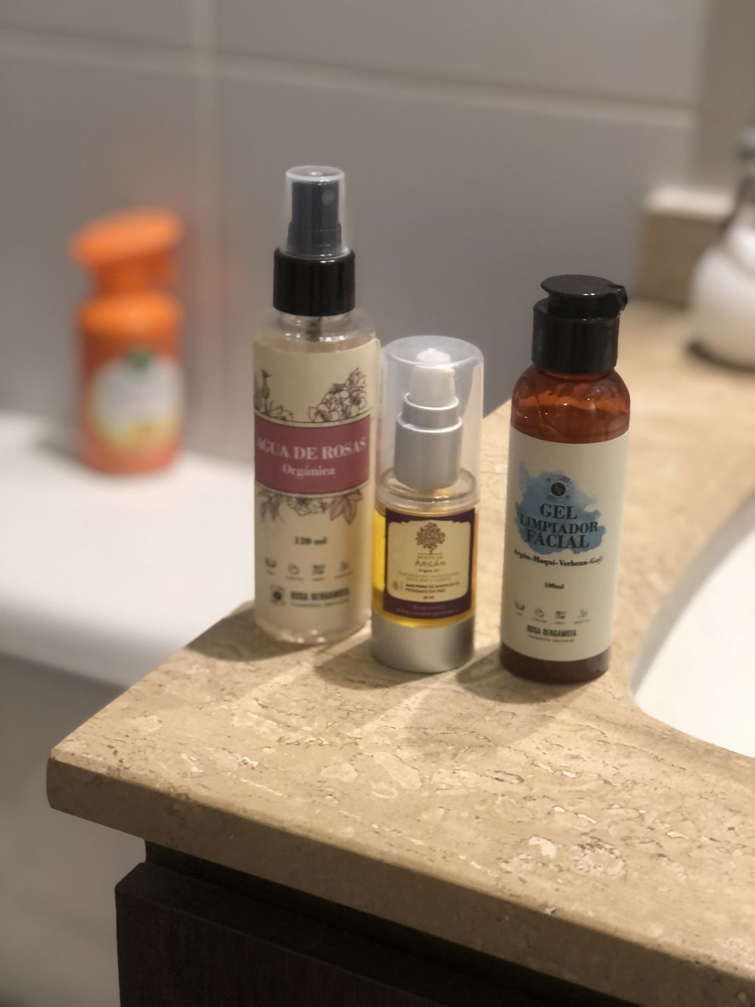 Customer photo review of Rutina Facial Básica: Gel Limpiador + Agua de Rosas + Aceite de Argán