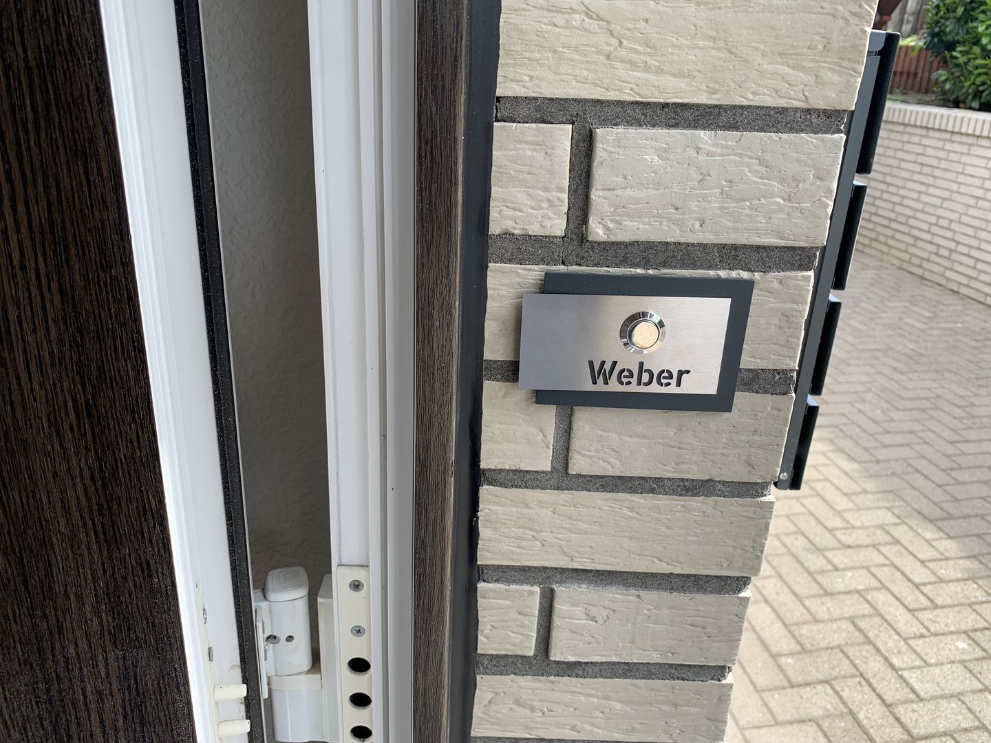 Customer photo review of AlbersDesign personalisierte Edelstahl-Klingel K5 mit 3D-Effekt in anthrazit (RAL7016)