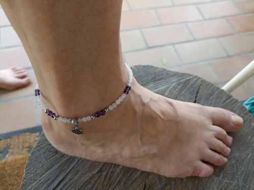 Customer photo review of BRACELET DE CHEVILLE  JADE BLANC/AMETHYSTE