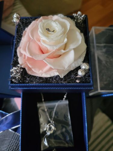 Customer photo review of Love Knot Necklace With Preserved XL White-Pink Rose Jewelry Box