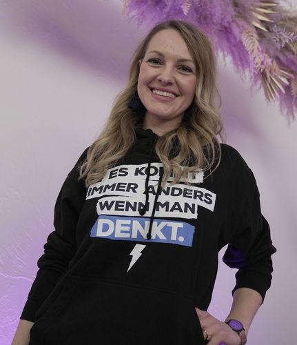 Customer photo review of WWW.RUBIKON.NEWS HOODIE MÄDELS • ES KOMMT IMMER ANDERS - DUNKEL