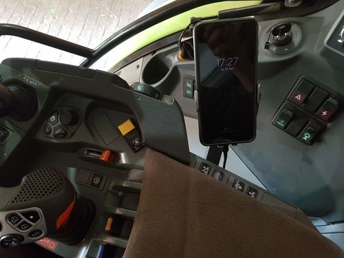 Customer photo review of Gadgetme Handyhalterung mit Wireless Ladefunktion passend für Fendt 15W Fast Wireless