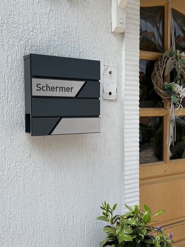 Customer photo review of AlbersDesign Briefkasten B1 anthrazit (RAL7016) personalisiert mit Edelstahl-Schildern