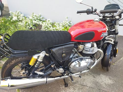 Customer photo review of Housse de Selle cuir Noir profond pour Royal Enfield Interceptor 650