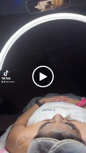 Customer video review of CosmoGlo Original Light Bundle + Phone Clip