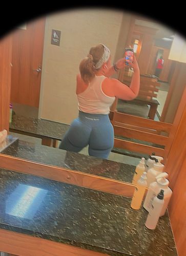 Customer photo review of Blue/Navy Seamless Scrunch Butt Leggings