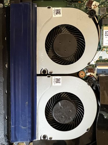 Avis photo d'un client sur Ventilateur de CPU Fan 4Pin pourAcer Aspire A715-71 A717-71