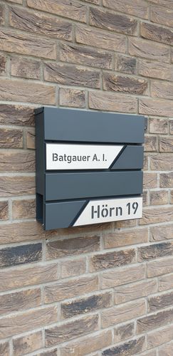 Customer photo review of AlbersDesign Briefkasten B1 anthrazit (RAL7016) personalisiert mit Edelstahl-Schildern