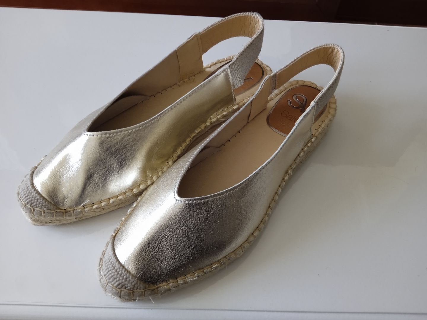 Customer photo review of Cuña baja de piel metalizada Salvi Calzados