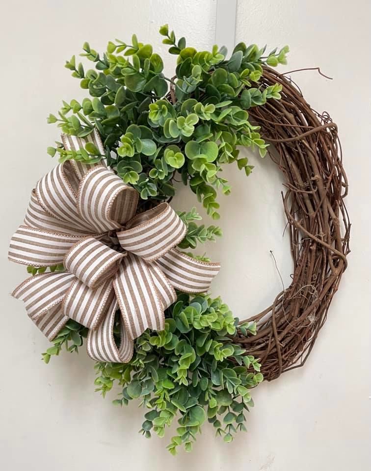Customer photo review of 14" Round Grapevine Wreath - DECOE-034