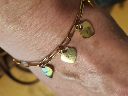 Customer photo review of Bracelet LOANYA avec pendentifs cœur personnalisés