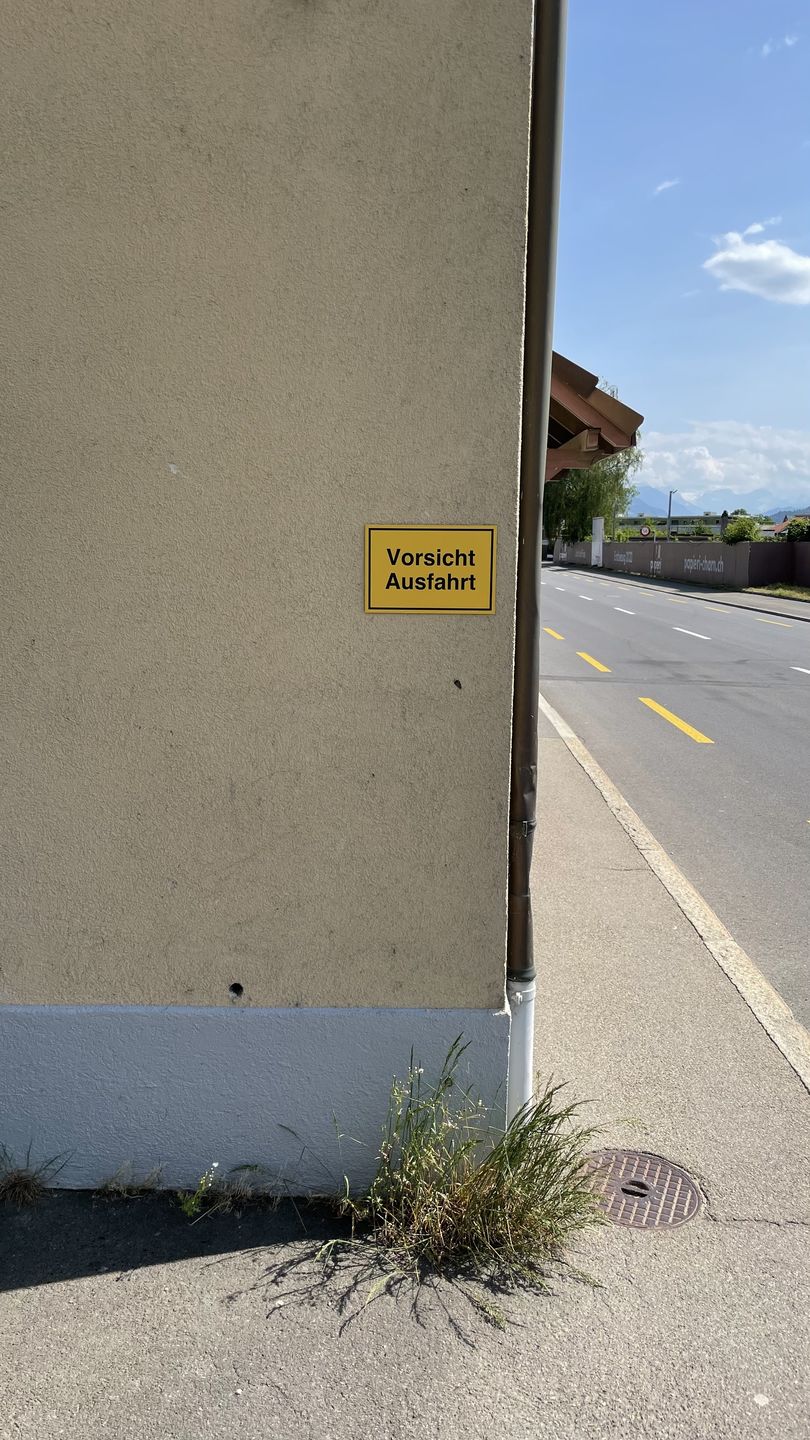 Customer photo review of Vorsicht Ausfahrt Schild oder Aufkleber aus Alu-Verbund oder Selbstklebefolie mit UV-Schutz