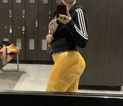 Customer photo review of Mustard Lightning Marble Scrunch Butt Leggings