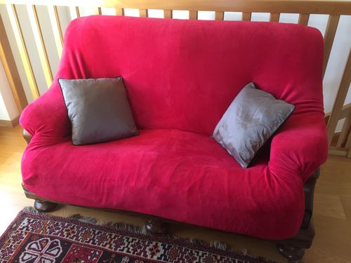 Customer photo review of Housse En Velours Rouge Pour Canapé - Extensible & Ajustable
