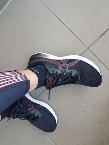 Customer photo review of Calcetines Vectr Ultralight Crew Socks - Black/Titanium - 2XU