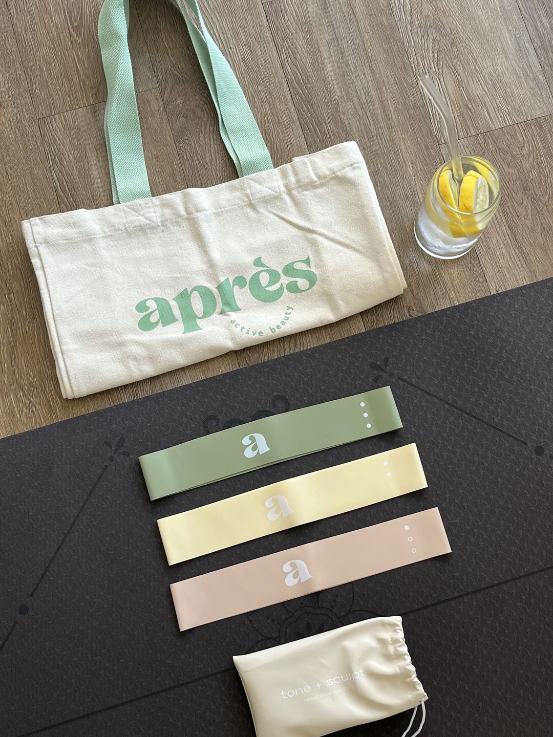 Customer photo review of après tote bag