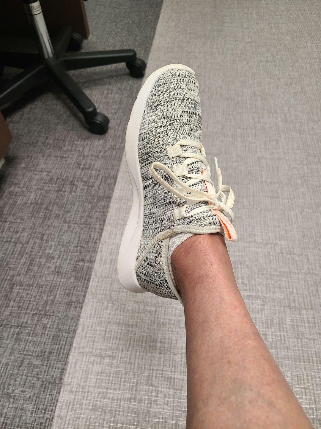 Customer photo review of Aleader Women's Energy Cloud X Sneakers