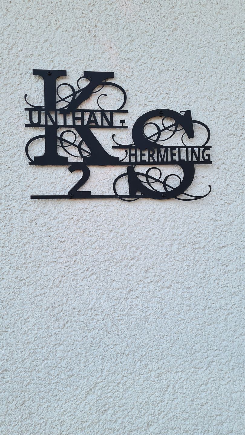 Customer photo review of Hausnummern-Monogramm zweizeilig mit Namensinitialien und kompletten Vor-und Nachnamen (personalisierbar)