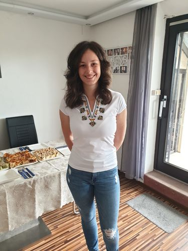 undefined review of Дамска тениска с V-деколте бродирана с мотиви от шопско в зелено. image 1 out of 1