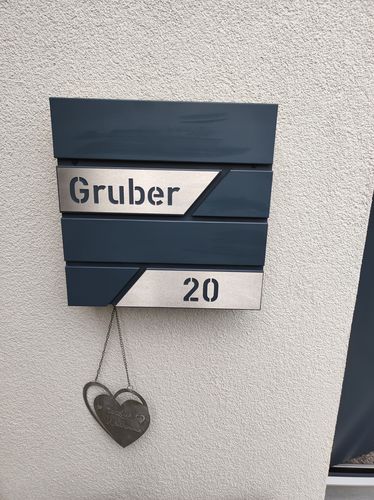 Customer photo review of AlbersDesign Briefkasten B1 anthrazit (RAL7016) personalisiert mit Edelstahl-Schildern