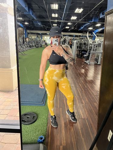Customer photo review of Mustard Lightning Marble Scrunch Butt Leggings