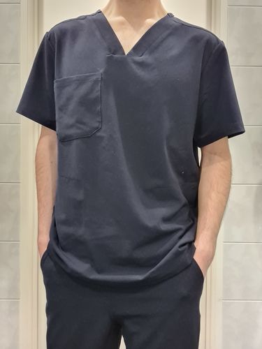 Customer photo review of Men's 3-Pocket Scrub Top