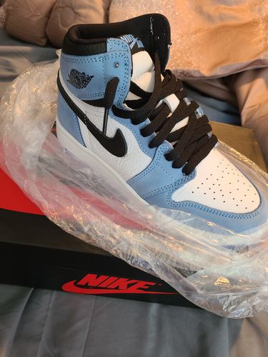 Customer photo review of Jordan 1 Retro “Universiry Blue Black”