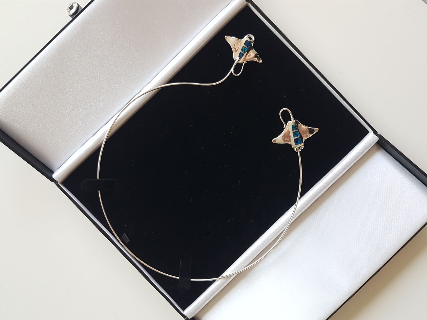 Customer photo review of Peter Stone 925 Real Silver Necklace With Inlaid Manta Ray Wire