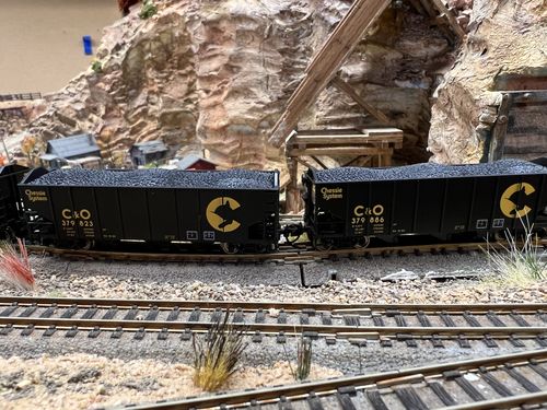 Customer photo review of BLI 7154 3-Bay Hopper, Chessie System (C&O), Black w/ Yellow, 2-pack A, N
