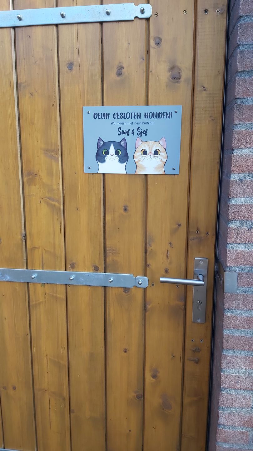 Customer photo review of Nieuwsgierige katten - Gepersonaliseerde deurbord