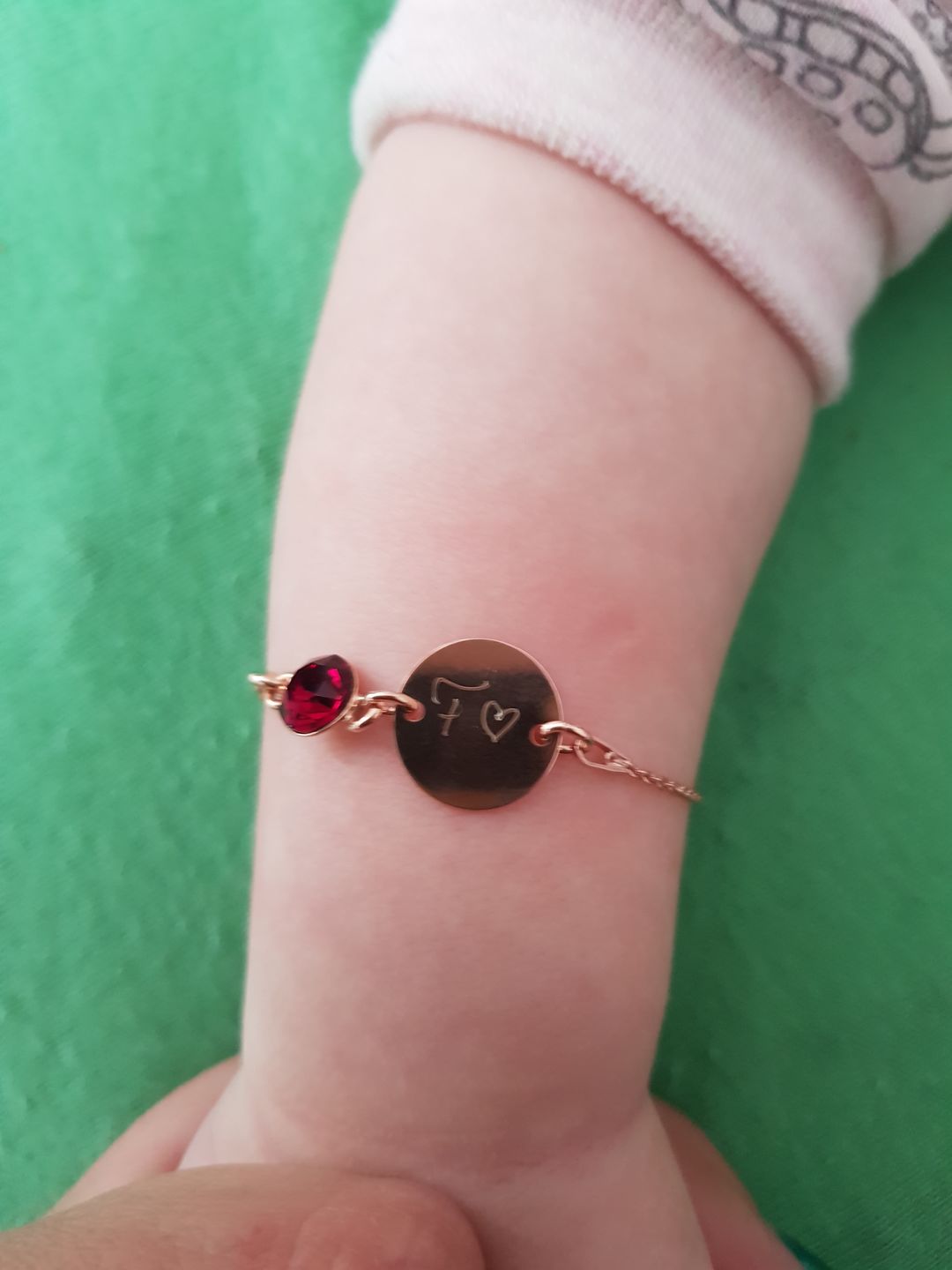 Customer photo review of Baby Armband mit Geburtsstein und Gravur rund