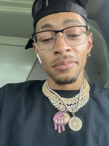 Customer photo review of 20mm Baguette Prong Set Chain (Gold)