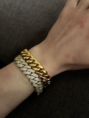 Customer photo review of PRONG. - 13MM 18K GOLD