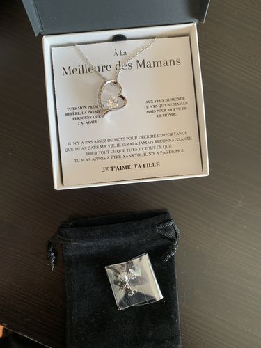 Customer photo review of Boucles d'oreilles Amour Intemporel - Finition Or Blanc 14K