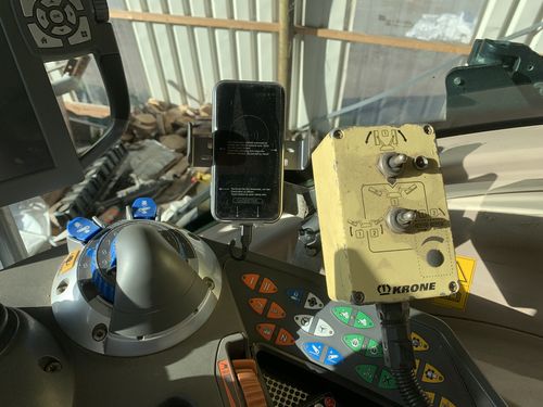 Customer photo review of Gadgetme Handyhalterung mit Wireless Ladefunktion passend für Fendt 15W Fast Wireless