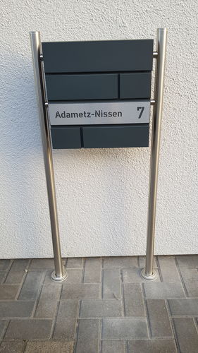 Customer photo review of AlbersDesign Briefkasten B2 anthrazit (RAL7016) personalisiert mit Edelstahlschild