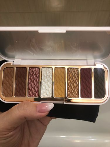 Customer photo review of O.TWO.O LUXURY GOLD EYESHADOW PALETTE