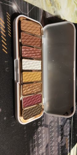 Customer photo review of O.TWO.O LUXURY GOLD EYESHADOW PALETTE