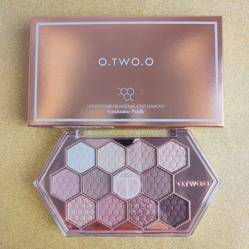 Customer photo review of O.TWO.O HONEYCOMB EYESHADOW PALETTE