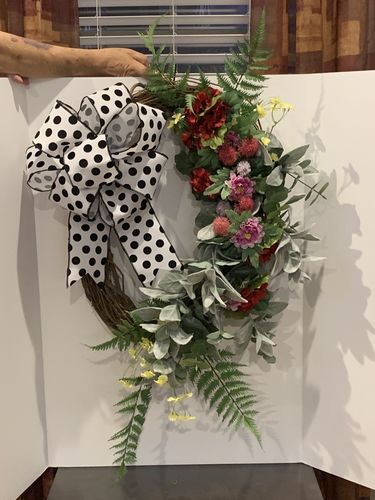 Customer photo review of 18" Oval Grapevine Wreath - DECOE-037
