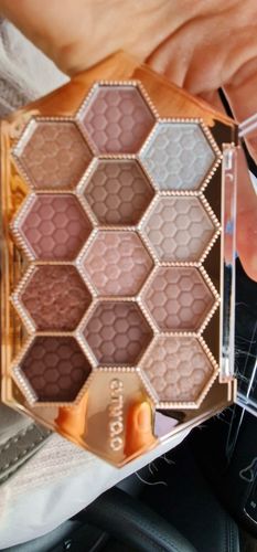 Customer photo review of O.TWO.O HONEYCOMB EYESHADOW PALETTE