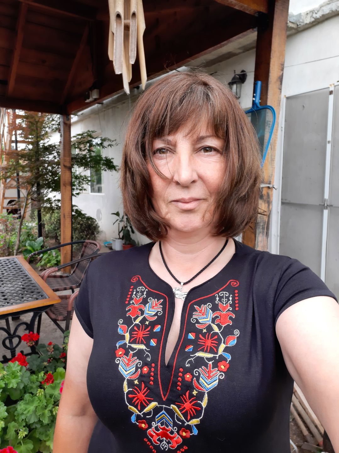 Customer photo review of Дамска тениска с V-деколте бродирана с мотиви от шопско в зелено.