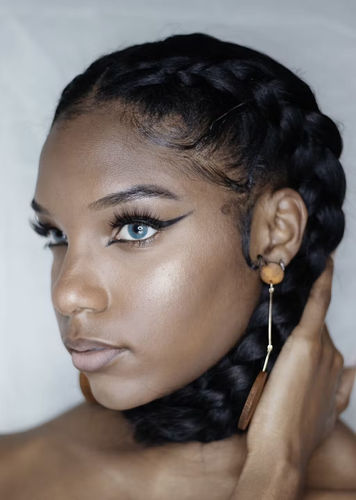 Customer photo review of Aurora Azul Blue Colored Contacts