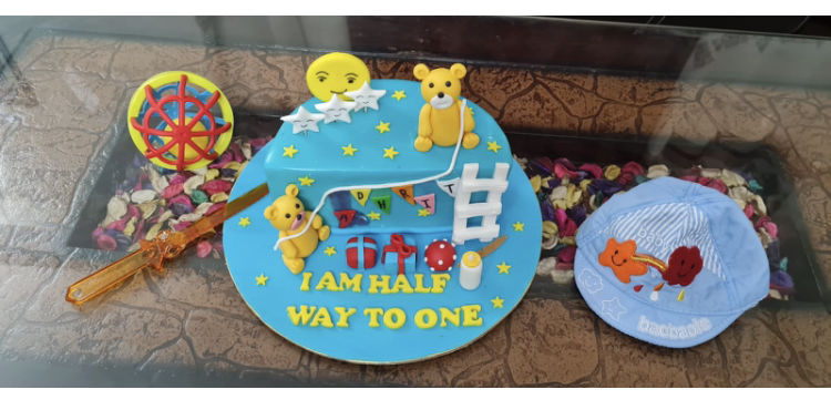 Customer photo review of Teddy 6 Months Cake