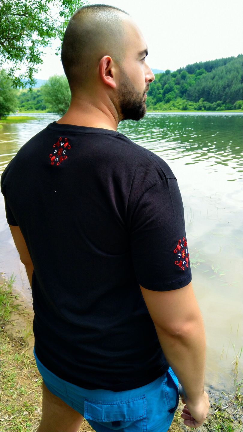 Customer photo review of Тениска бродирана с детайл от шевица "Аз съм"